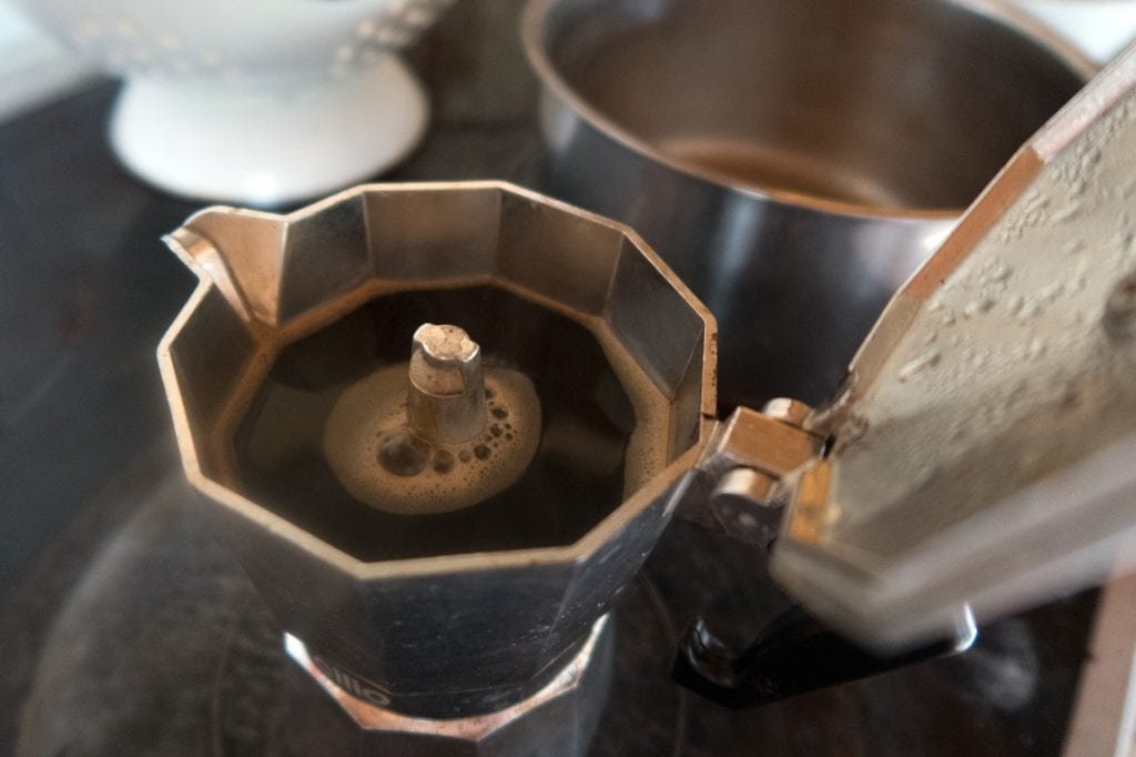 Auf einem Tisch steht eine Espressokocher.
Schlüsselwörter: Espressokocher