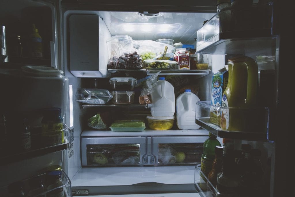 Beschreibung: Ein Kühlschrank ohne Gefrierfach mit viel Essen drin.